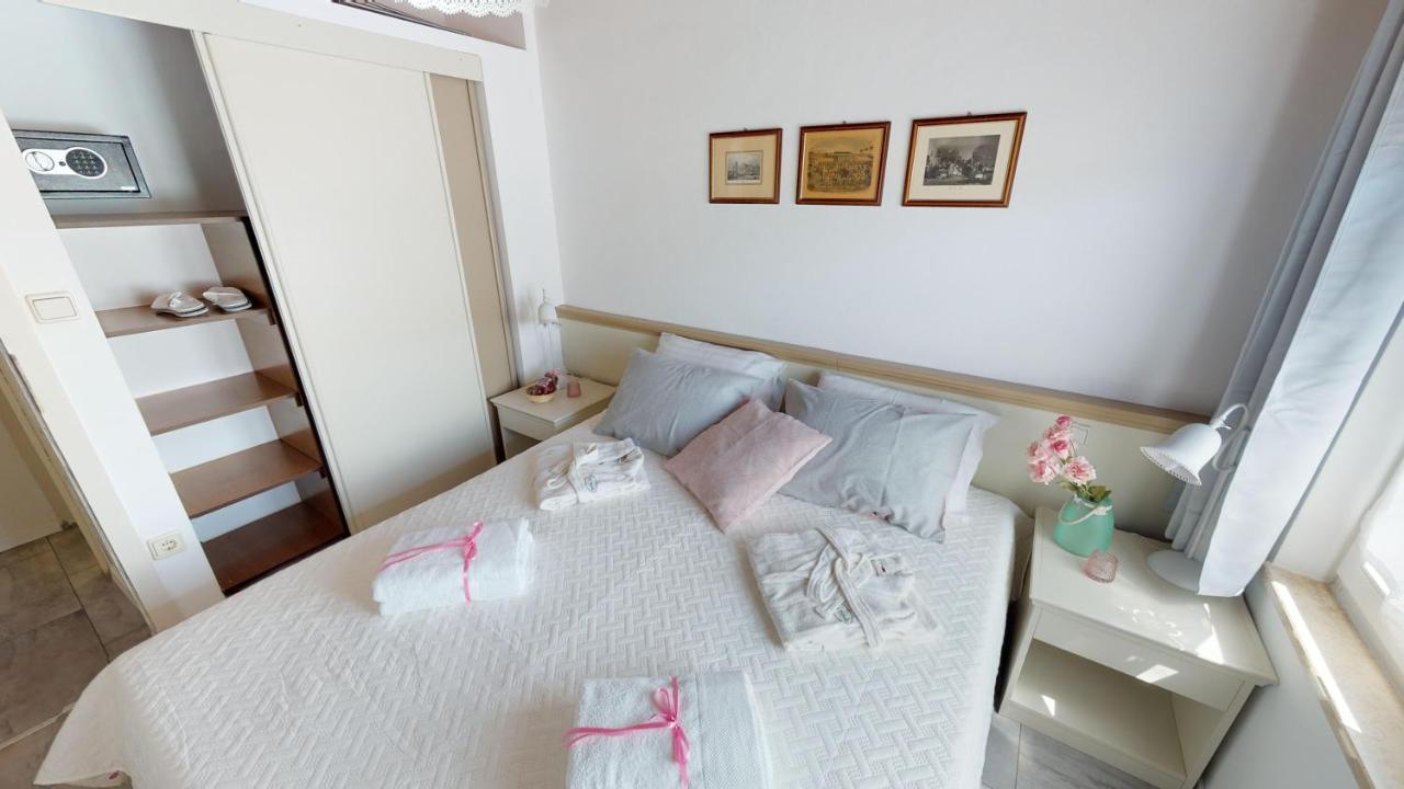 Lara Deluxe Superior 5 Star Apartment, Your Piece Of Heaven By The Sea & Park Novigrad Istria Kültér fotó